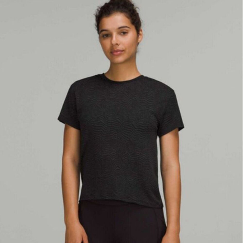 Lululemon Train to Be Seamless Short Sleeve T-Shirt Size 2 Ripple Black
